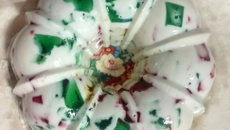 Gelatina colorida com maria-mole