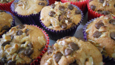 Muffins de nozes com gotas de chocolate