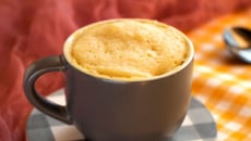 Bolo de coco de caneca sem glúten 