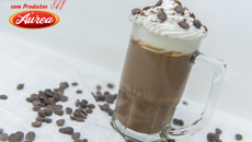 Bebida quente de doce de leite clássico com chocolate