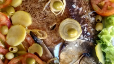 Peixe Assado Recheado com farofa de Alcaparra