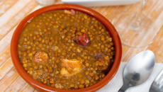 Lentilha com costelinhas de porco