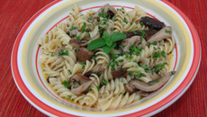 Salada de parafuso com cogumelos