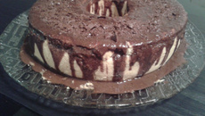 Bolo de gengibre com calda de chocolate