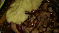 Carne suína com purê e barbecue