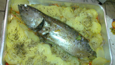 Atum assado com batatas