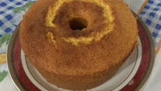 Bolo de fubá com queijo ralado