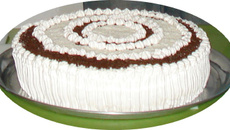 Bolo pretígio com mousse do coco