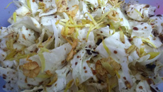 Salada de repolho com gengibre frito e shoyu