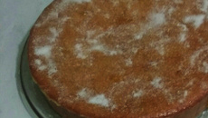 Bolo de iogurte com calda de laranja