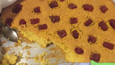 Bolo de fubá com goiabada 