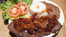 Bife acebolado com molho de cereja