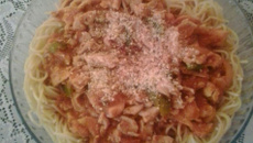 Espaguete com molho de tomate e peito de frango