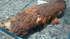 Rocambole de carne moída com banana e farofa d'água