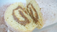 Rocambole com recheio de doce de leite