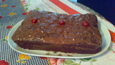 Bolo de chocolate com cerejas