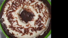 Pudim branco com calda