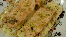 Sanduíche aberto de salmão e queijo brie