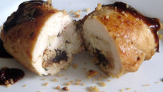 Filé de peito de frango recheado com gorgonzola, ameixa e amêndoas