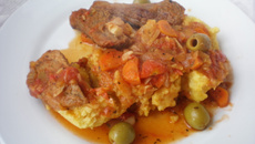 Carne ao molho vermelho com Polenta