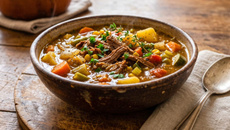 Sopa de legumes com carne desfiada: receita encorpada sem usar farinha