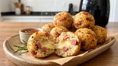 Bolinho arroz com linguiça toscana e mussarela na Air Fryer