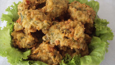 Bolinho de arroz com espinafre e alface