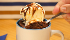 Bolo de caneca com sorvete