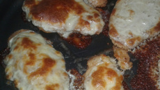 Bife de frango à milanesa com queijo quente