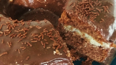 bolo de chocolate com  recheio   de coco