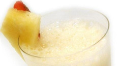 Bebida gelada e coco e abacaxi