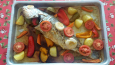 Corvina assada com legumes