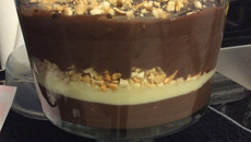 Ovo de páscoa na travessa