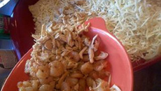 Lasanha de camarão com frango, requeijão e creme de leite