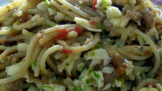Macarronada de sardinha e ovo cozido
