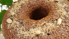 Bolo de amendoim e chocolate com farinha de arroz