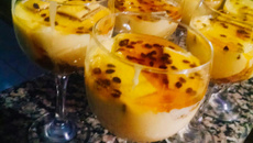 Mousse de maracujá com wafer de chocolate