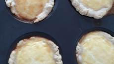 Empadinhas abertas de queijo