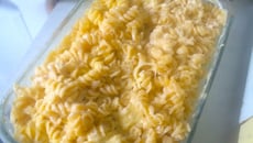 Macarrão ao molho branco com presunto e queijo