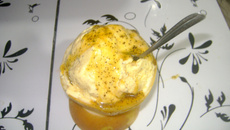 Sorvete de maracujá super cremoso servido na própria casca