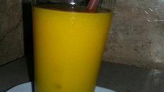 Suco de manga com casca