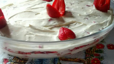 Pavê de nata com morango delicioso