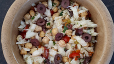 Salada de bacalhau com grão-de-bico