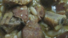 Costelinha de porco com feijão branco