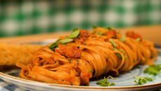 Macarronada ao molho de tomate, bacon e manjericão