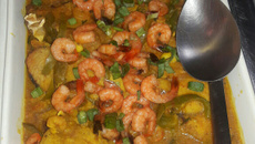 Moqueca de peixe com molho de camarões