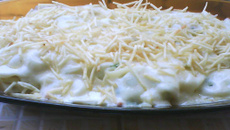 Macarrão ao molho branco com presunto e mussarela