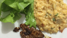 Risoto de alho poró com filé ao molho barbecue