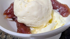 Sorvete de queijo com calda de goiabada