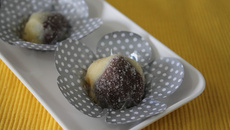Brigadeiro preto com brigadeiro de maracujá
